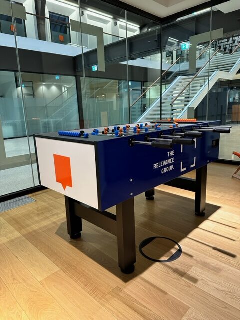 tischkicker knalldenball branding weiß blau
