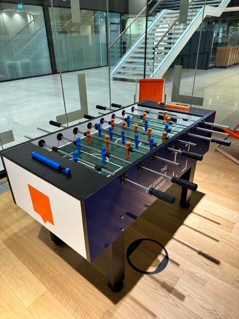 knalldenball tischkicker blau und weiß gebrandet