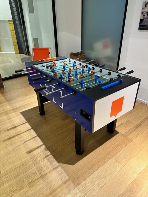 profi tischkicker knalldenball branding orange blau